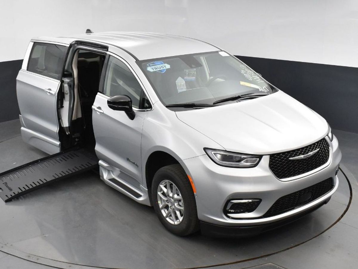 Silver Chrysler Pacifica image number 13