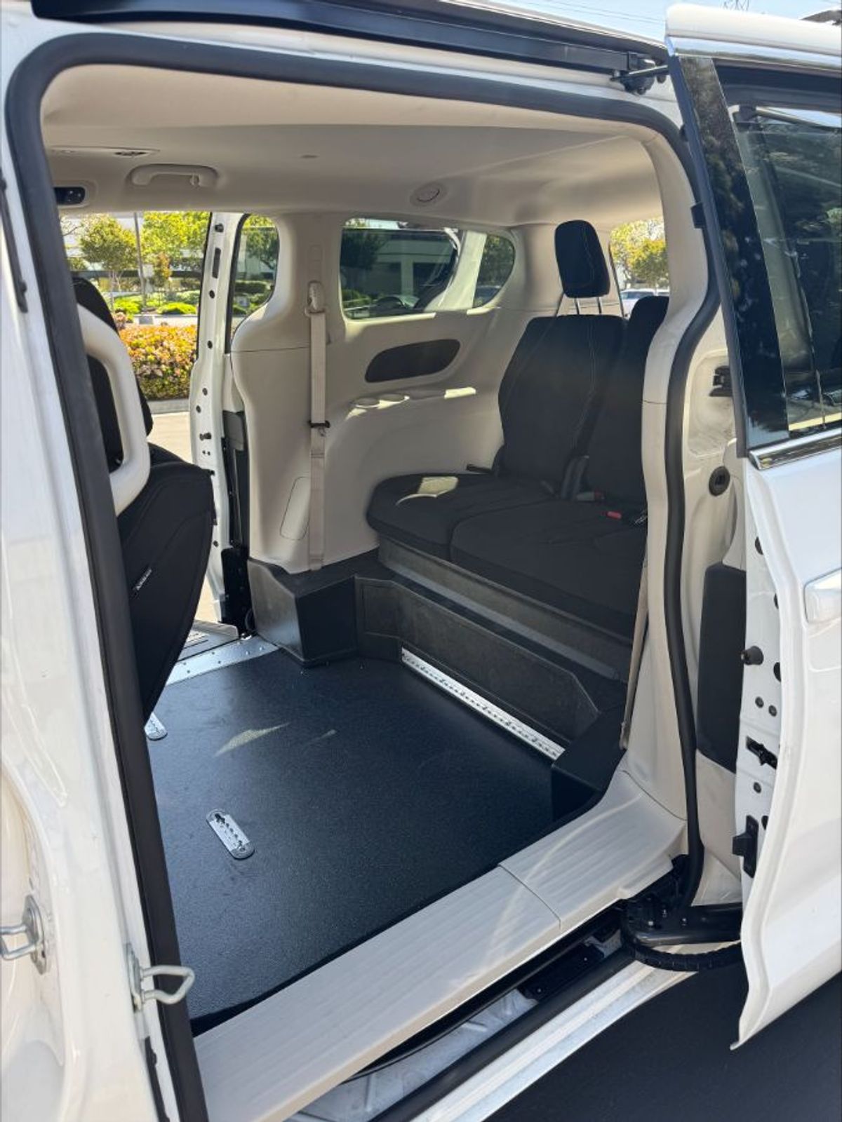 2024 CHRYSLER VOYAGER - Image 2