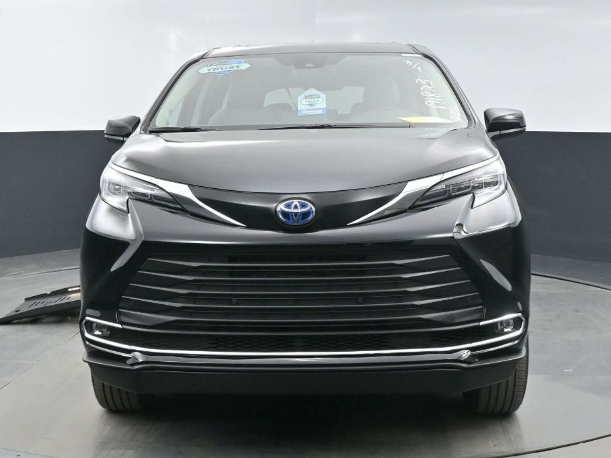 Black Toyota Sienna image number 18