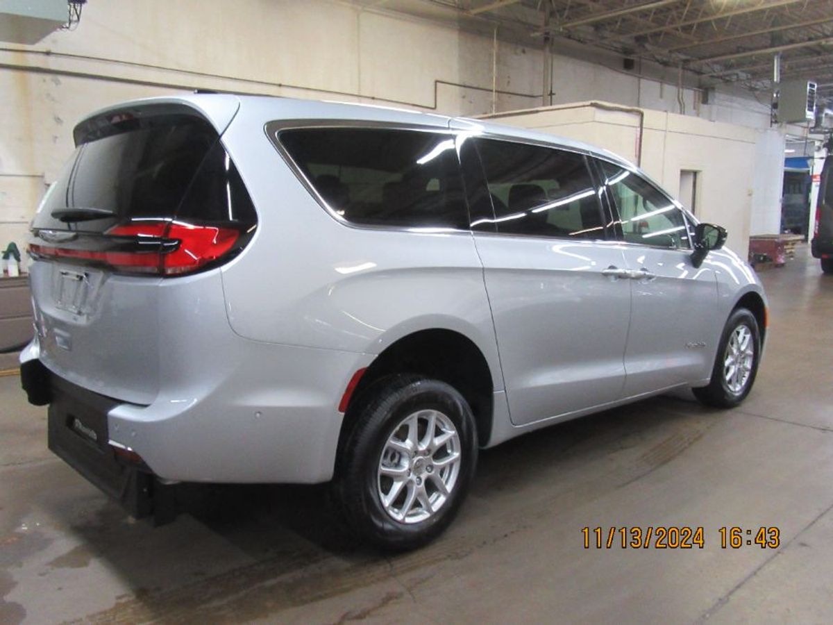 Silver Chrysler Pacifica image number 36