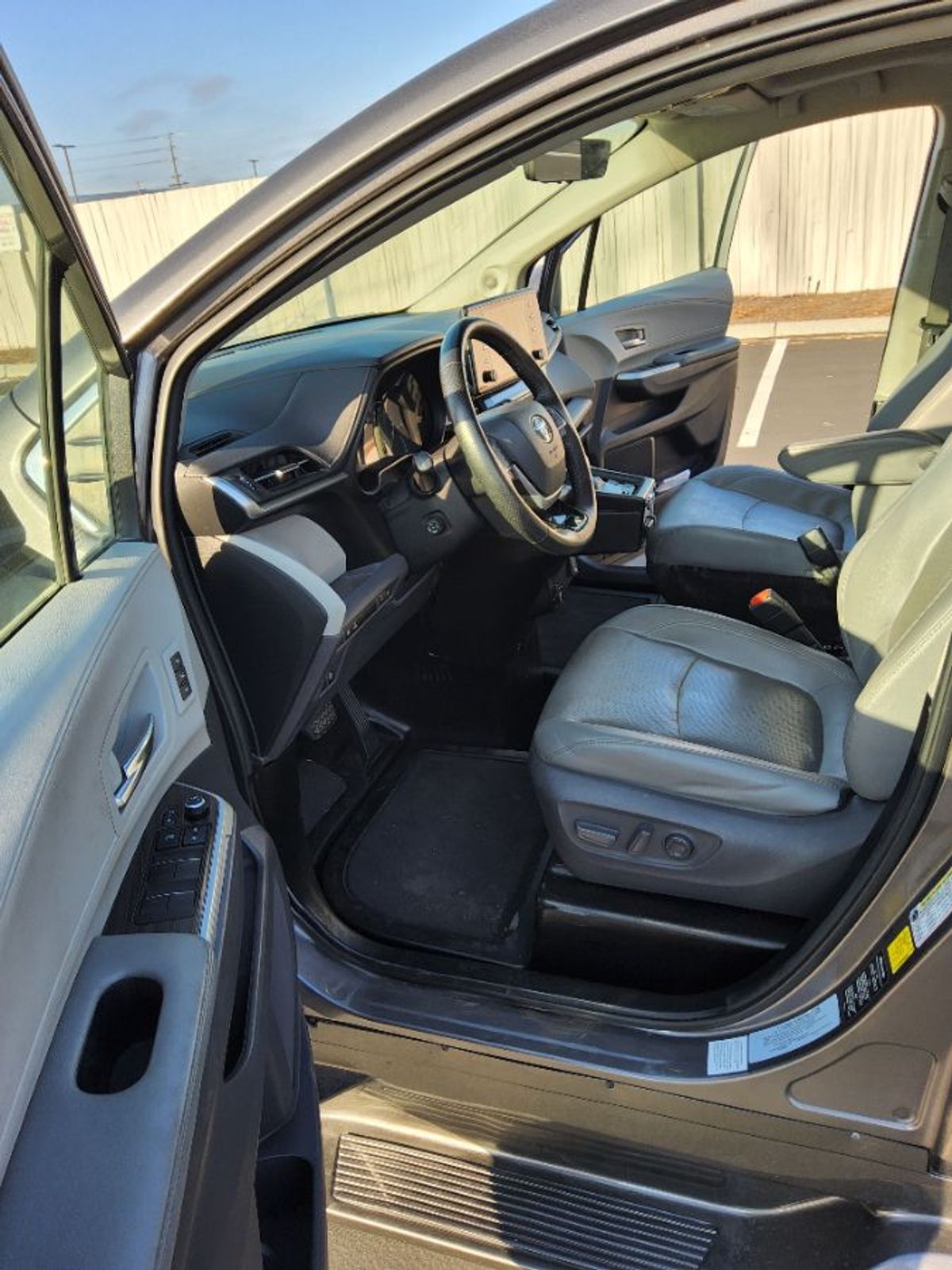 Grey Toyota Sienna image number 8