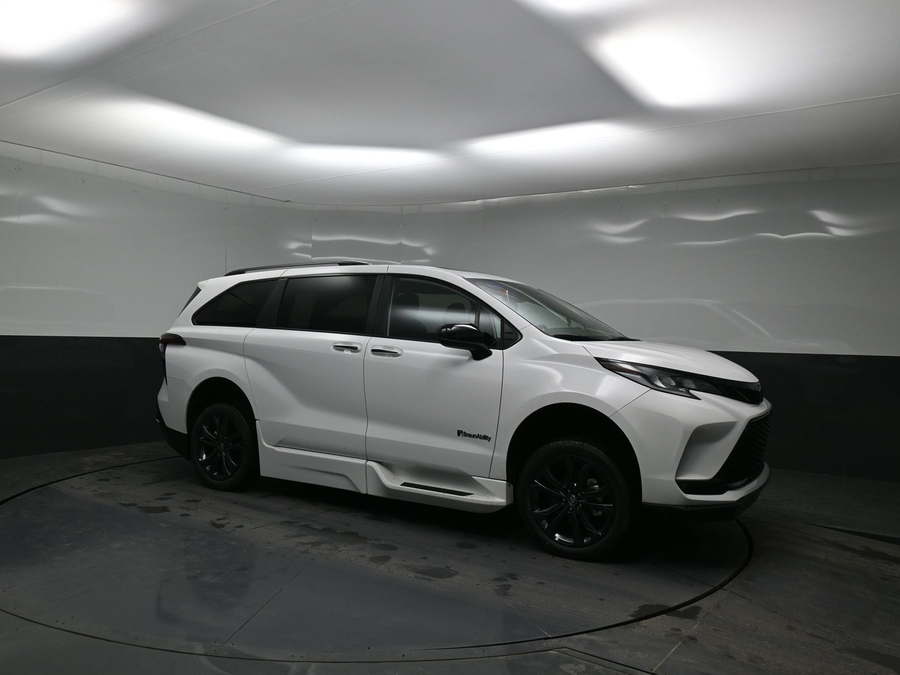 New 2025 Toyota Sienna Hybrid XSE Sport - BraunAbility Side Entry Entry Fold Out Automatic Ramp
