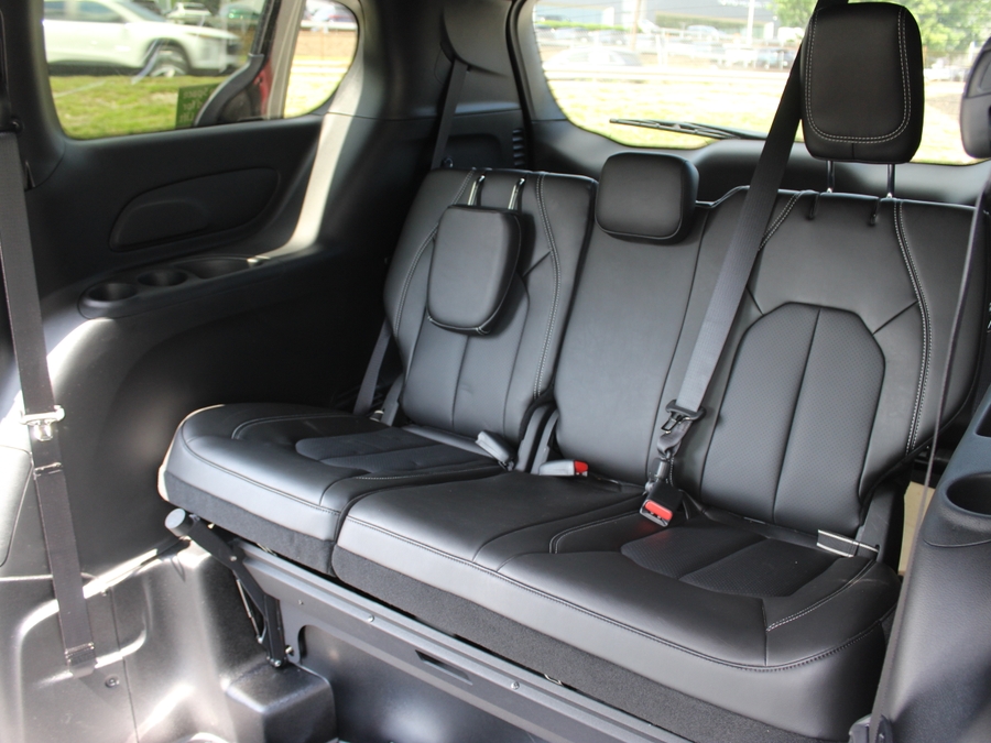 Número de imagen Chrysler Pacifica negro 15