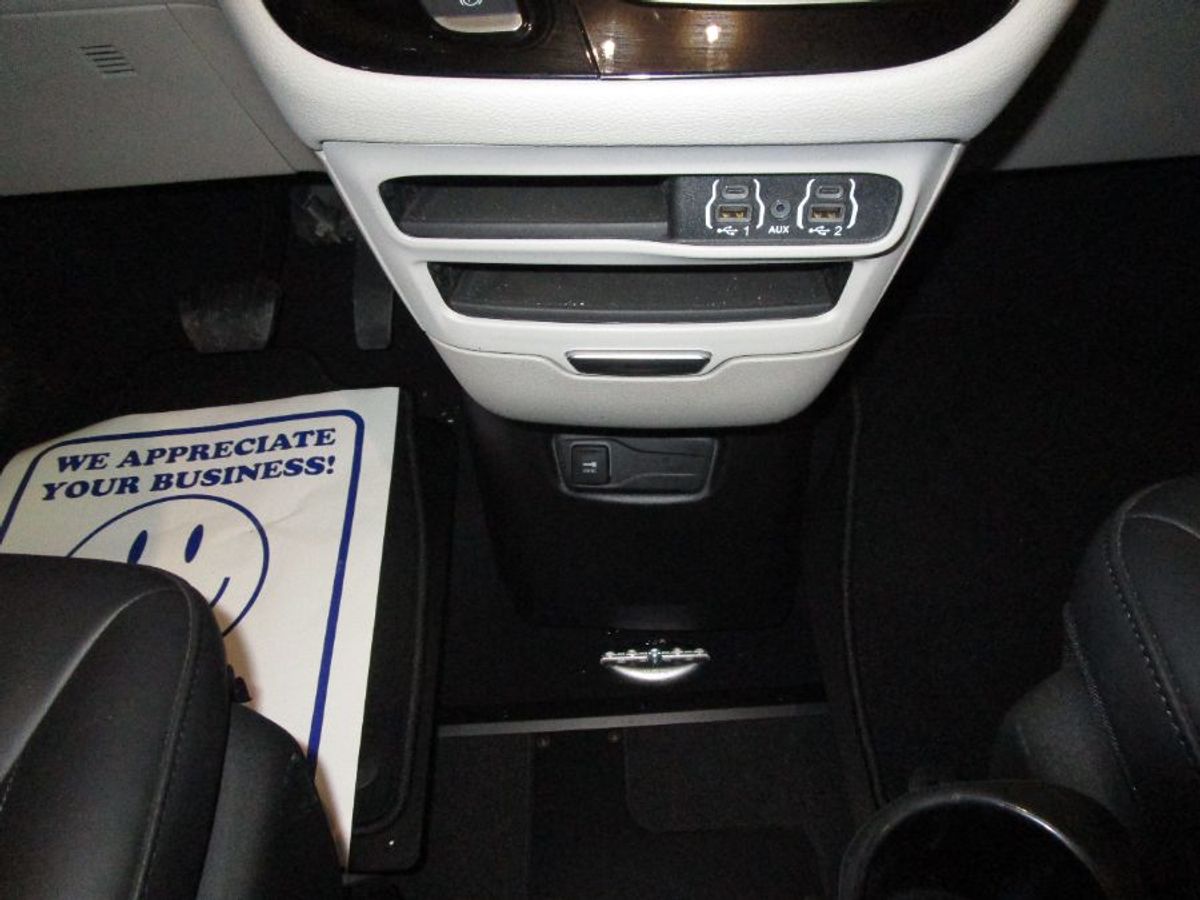 Blue Chrysler Pacifica image number 13