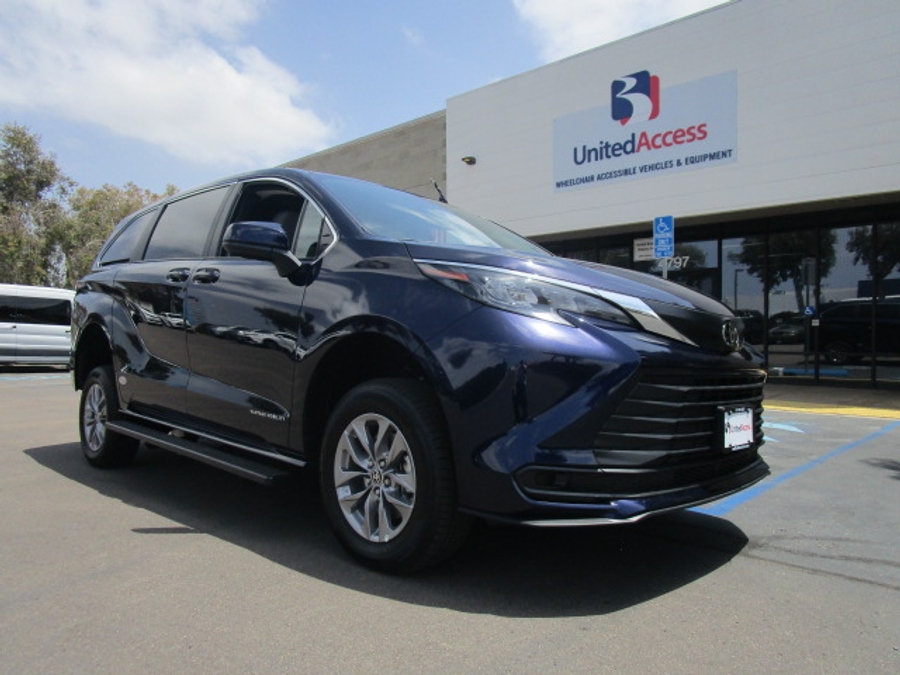 New 2026 Toyota Sienna Hybrid FWD LE - Vantage Mobility Commercial Rear Entry Entry Fold Out Manual Ramp