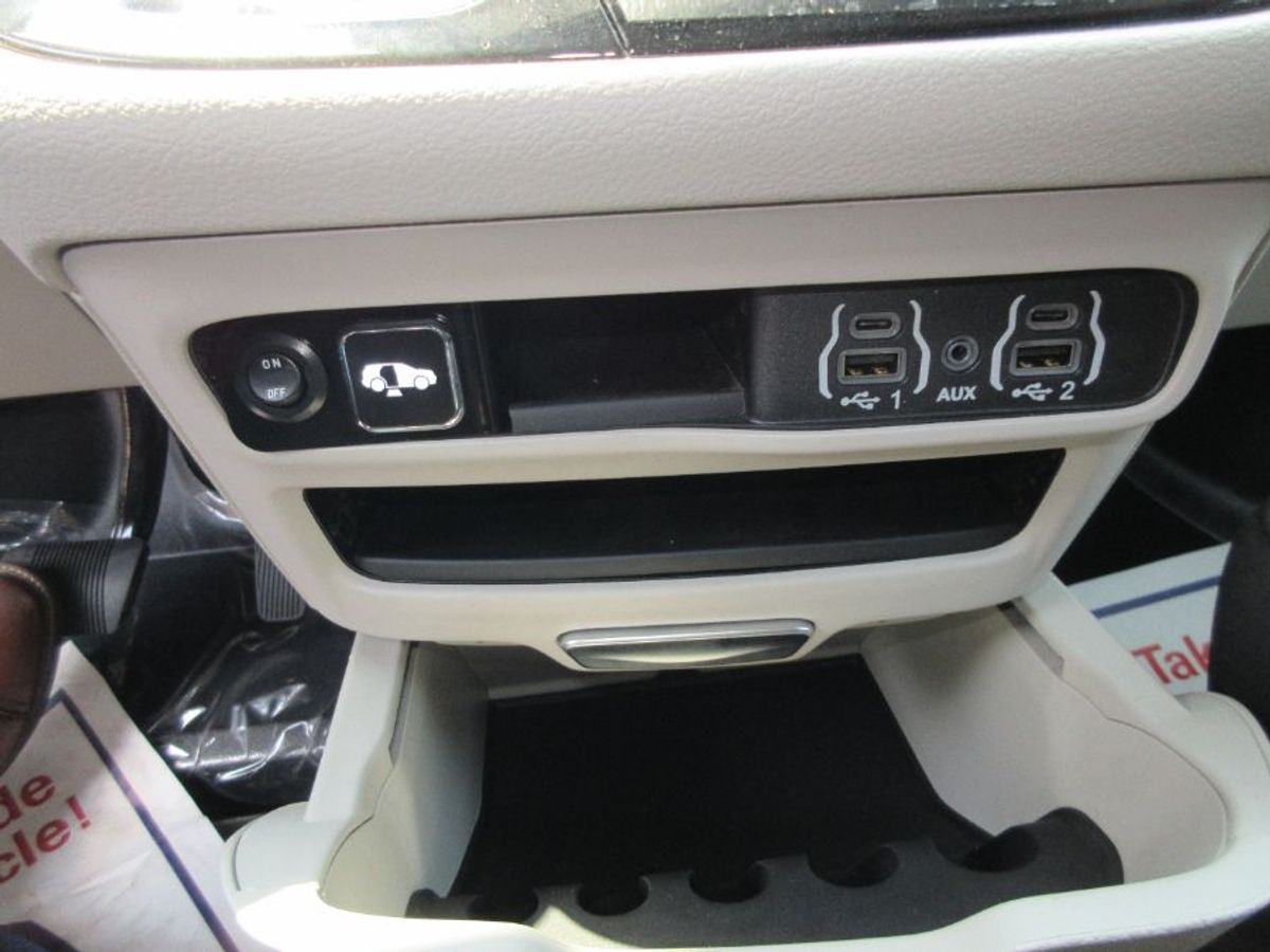 Silver Chrysler Voyager image number 22