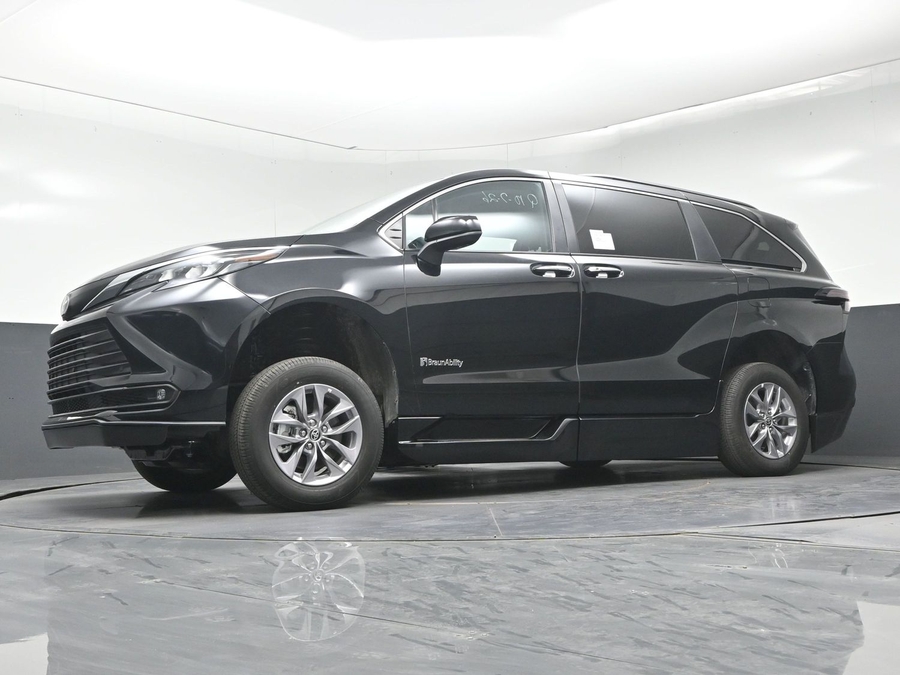 New 2026 Toyota Sienna Hybrid XLE Base - BraunAbility Side Entry Fold Out Automatic Ramp