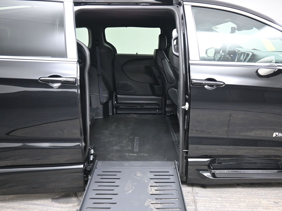 Black Chrysler Pacifica image number 23