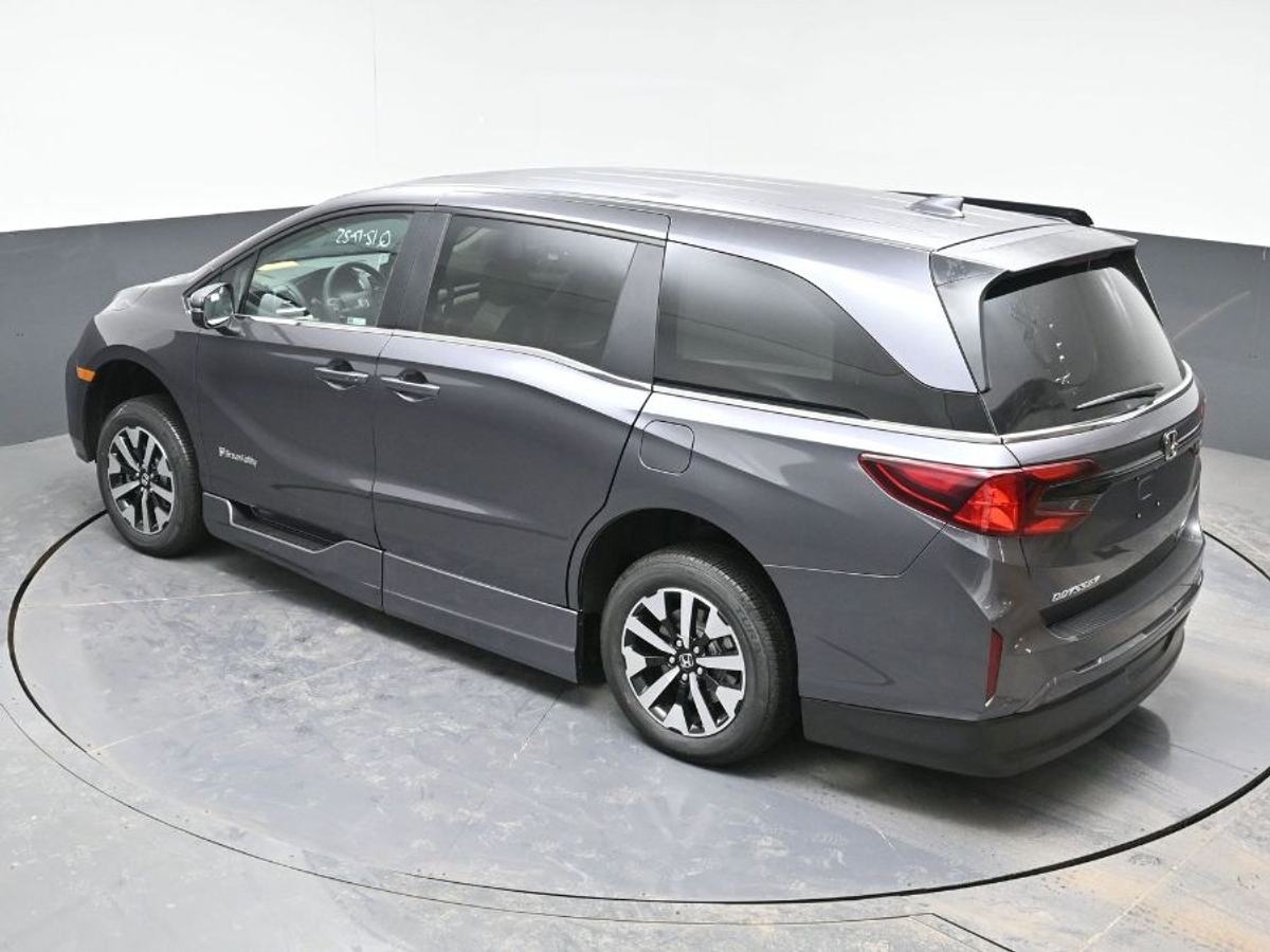 Grey Honda Odyssey image number 23
