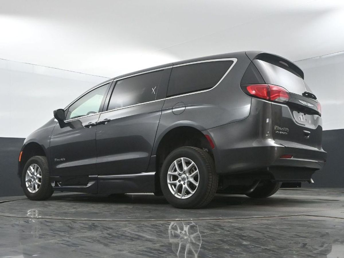 Grey Chrysler Voyager image number 20