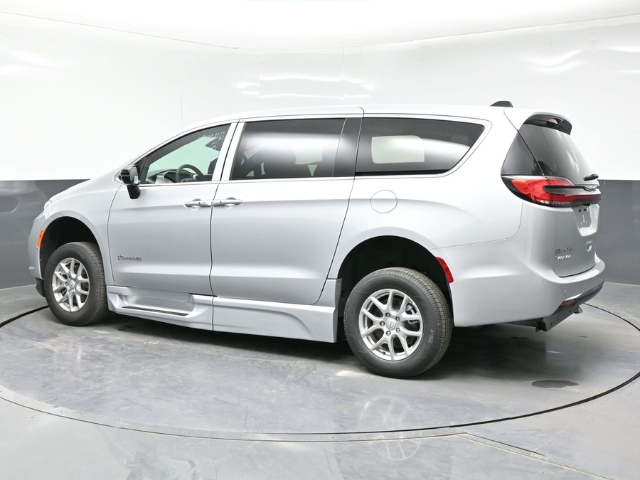 Silver Chrysler Pacifica image number 1