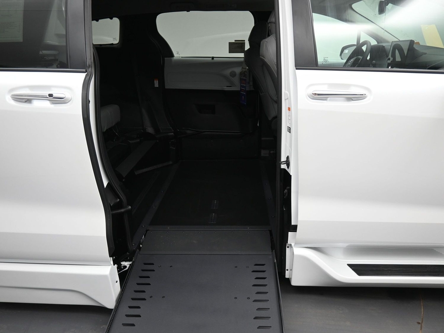 New 2026 Toyota Sienna Hybrid XLE Base - BraunAbility Side Entry Entry Fold Out Automatic Ramp