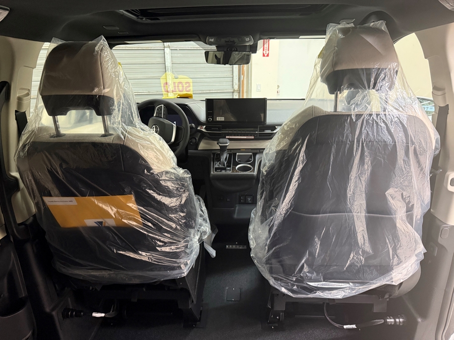 New 2026 Toyota Sienna Hybrid Platinum - VMI Side Entry Entry In Floor Automatic Ramp