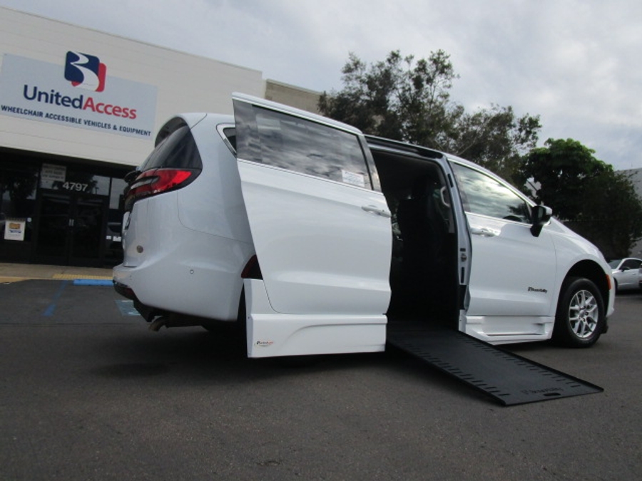 Used 2023 Chrysler Pacifica Touring L Safety - BraunAbility Side Entry Entry In Floor Automatic Ramp