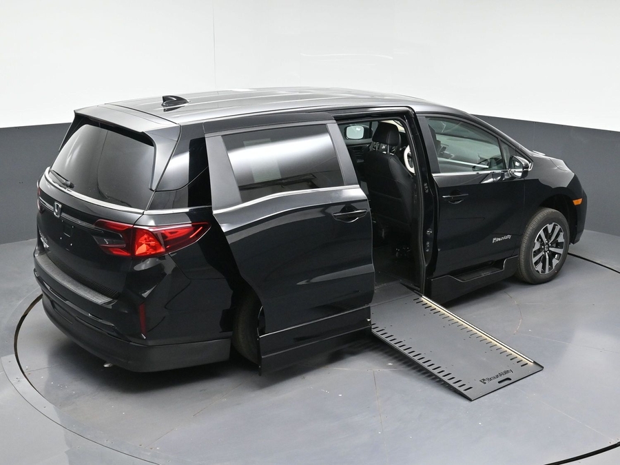 Black Honda Odyssey image number 23