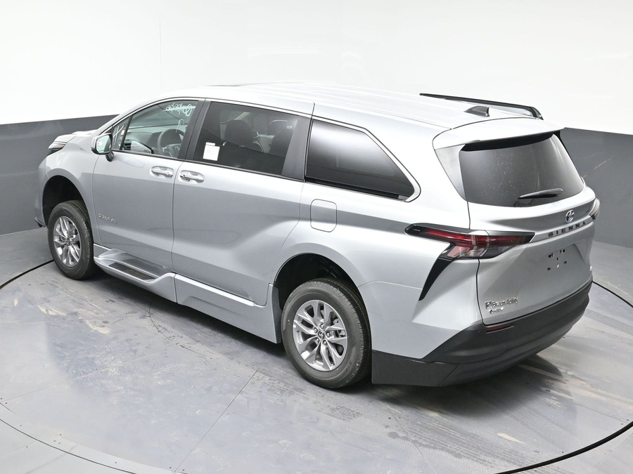New 2025 Toyota Sienna Hybrid XLE Base - BraunAbility Side Entry Entry Fold Out Automatic Ramp