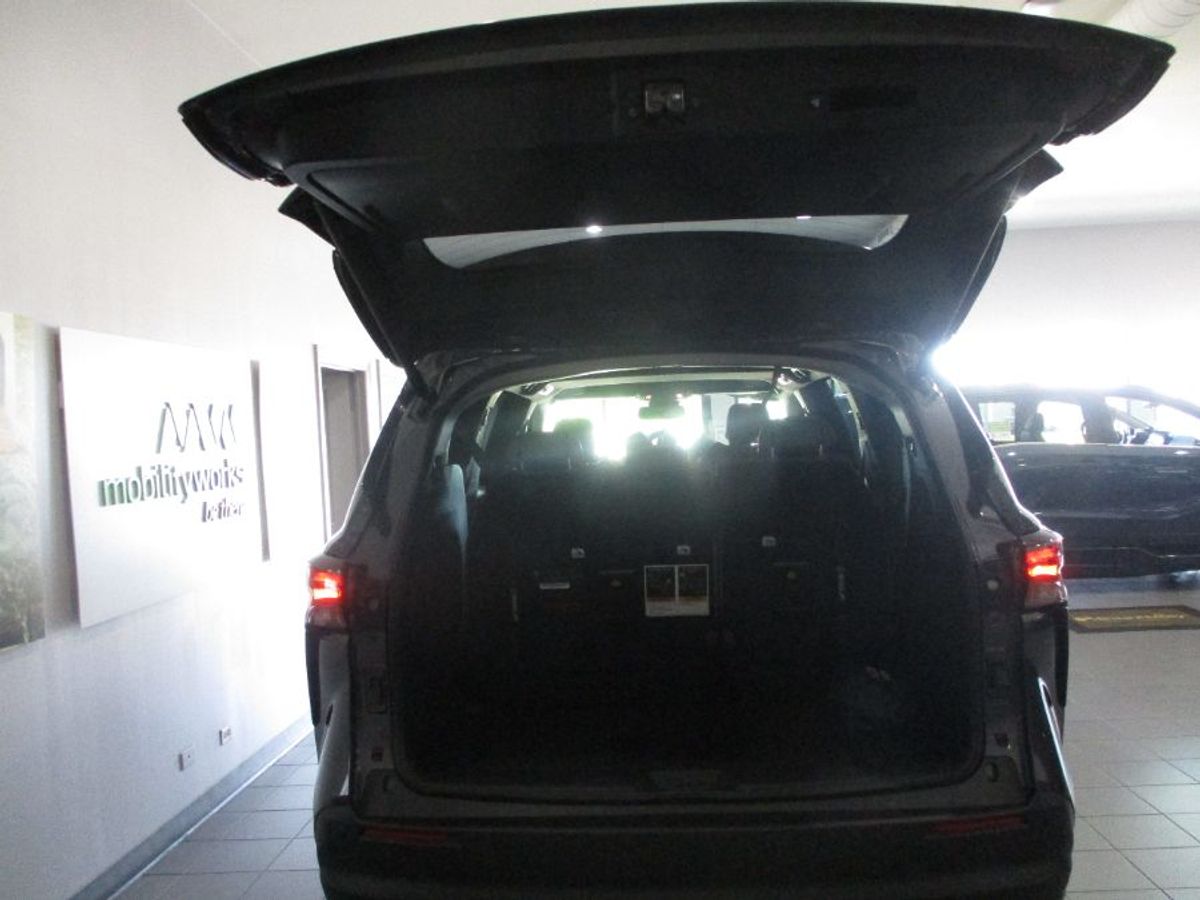 Grey Toyota Sienna image number 8