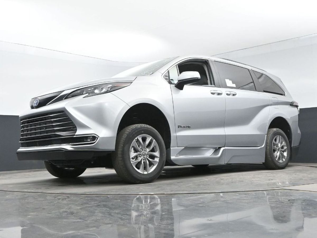 Silver Toyota Sienna image number 8