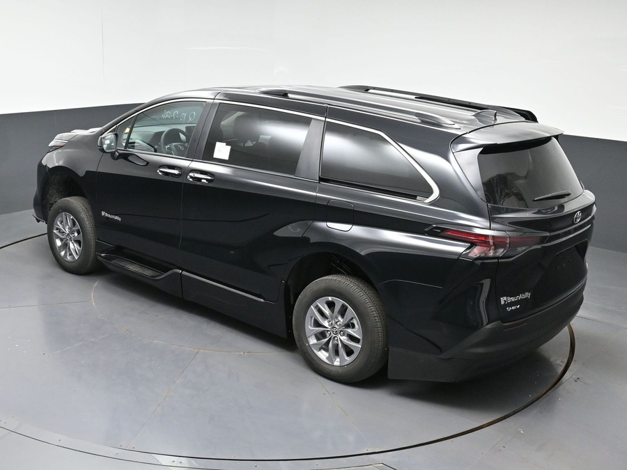 New 2026 Toyota Sienna Hybrid XLE Base - BraunAbility Side Entry Fold Out Automatic Ramp