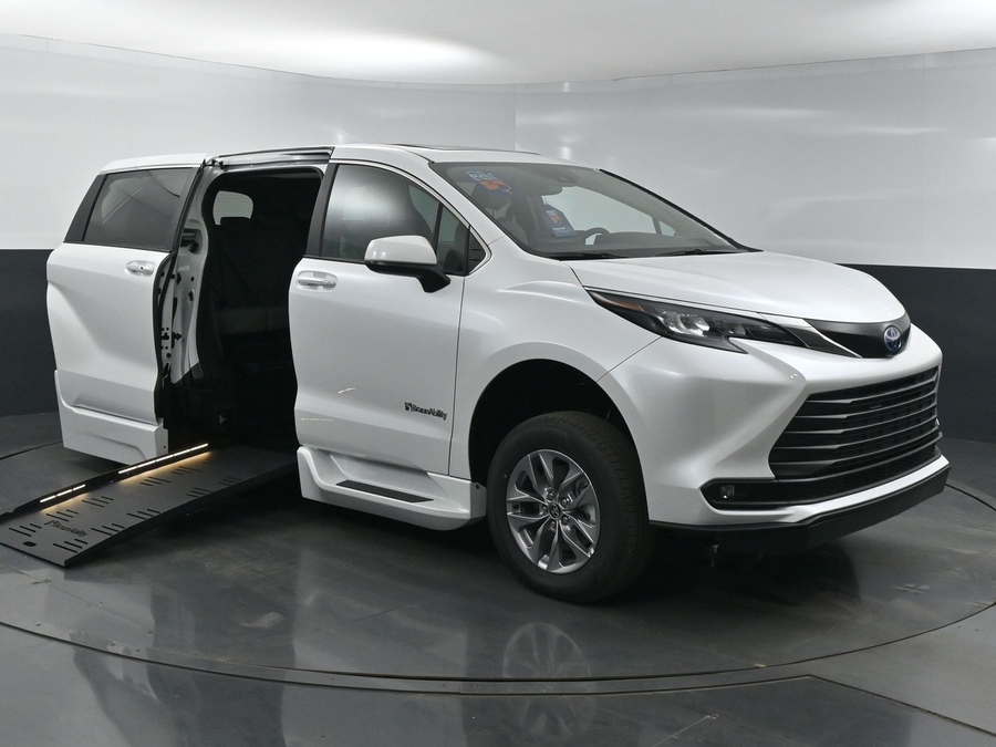 New 2025 Toyota Sienna Hybrid XLE Base - BraunAbility Side Entry Entry Fold Out Automatic Ramp