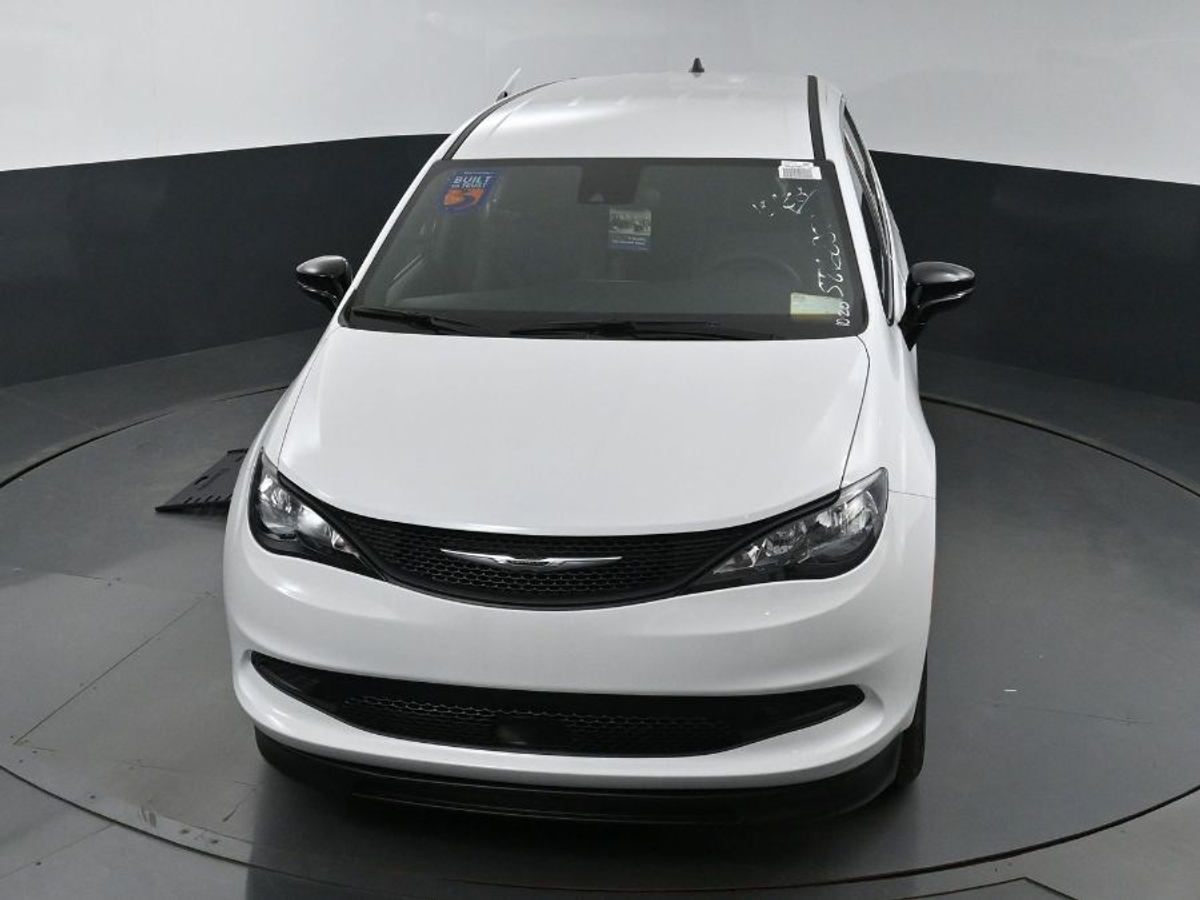 White Chrysler Voyager image number 22