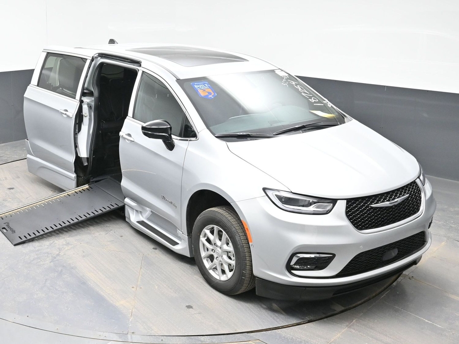 New 2026 Chrysler Pacifica Select Plus - BraunAbility Side Entry Entry In Floor Automatic Ramp