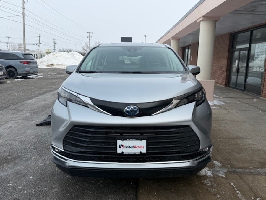 Used 2024 Toyota Sienna Hybrid XLE Plus - BraunAbility Side Entry Entry Fold Out Automatic Ramp