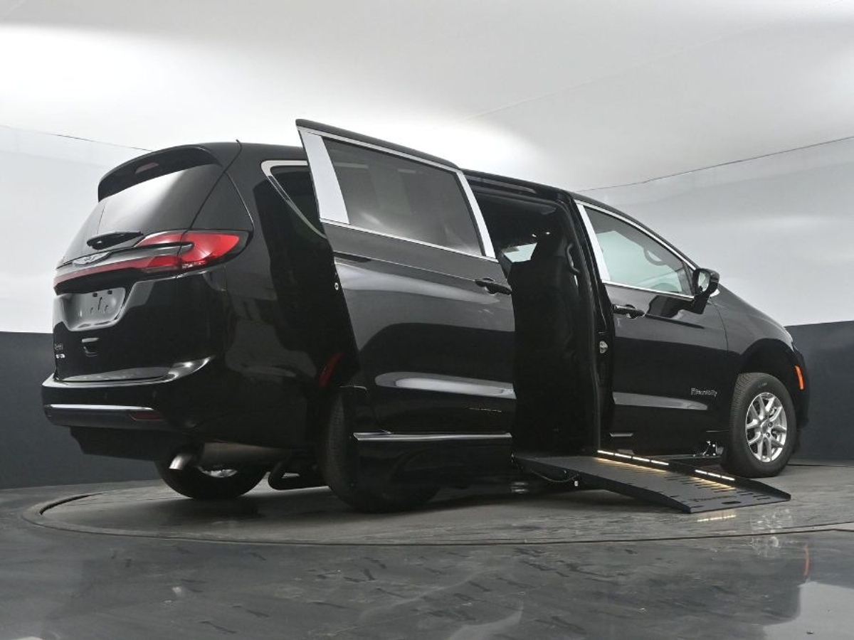 Black Chrysler Pacifica image number 21