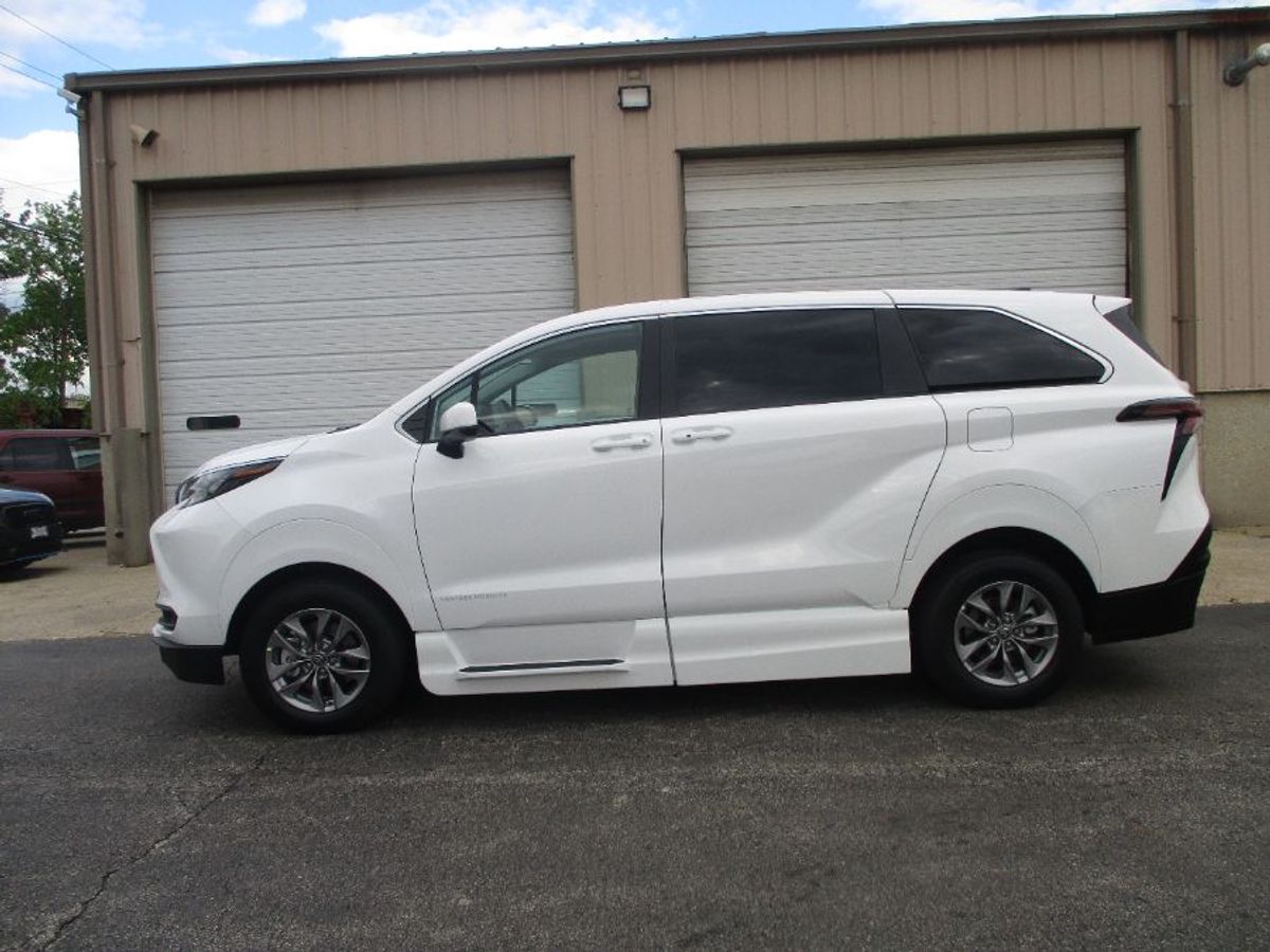 White Toyota Sienna image number 3