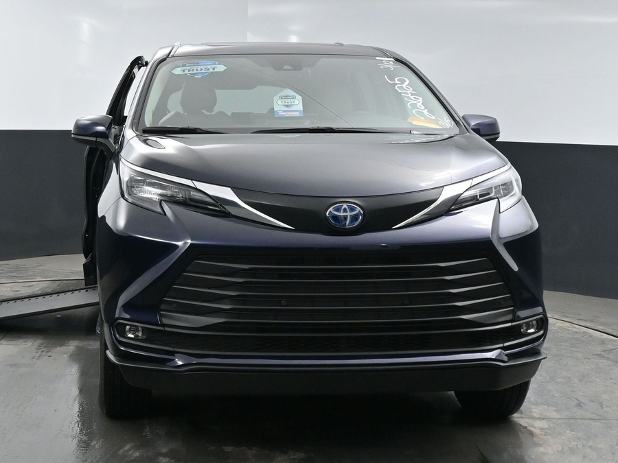 New 2025 Toyota Sienna Hybrid XLE Plus - BraunAbility Side Entry Entry In Floor Automatic Ramp