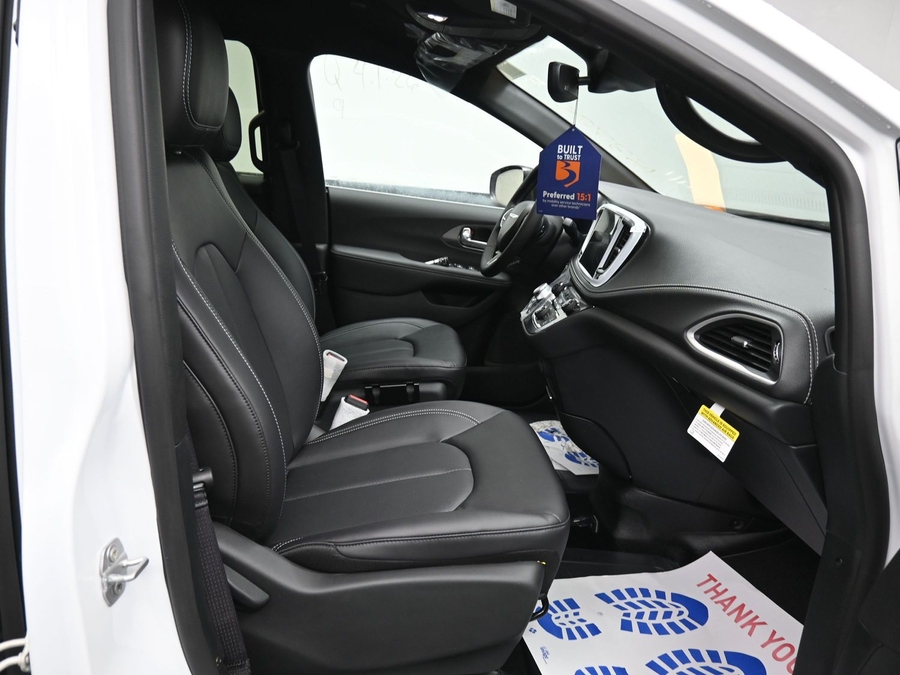 White Chrysler Pacifica image number 8