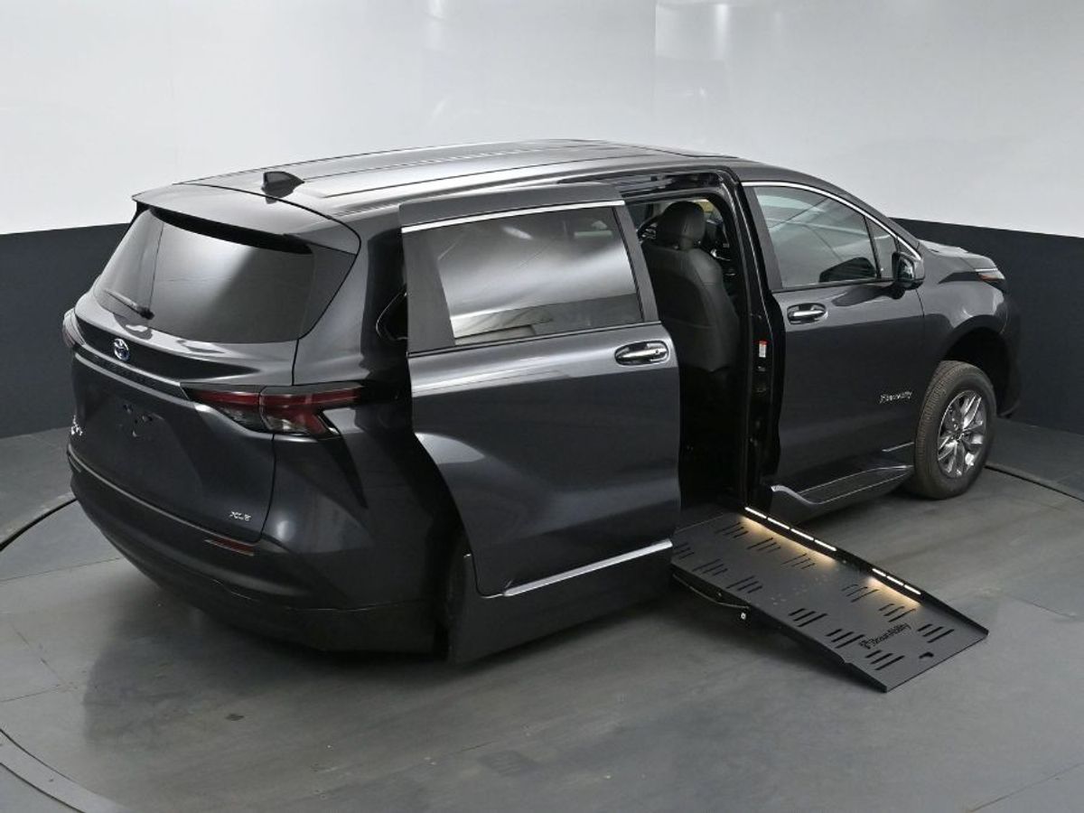 Grey Toyota Sienna image number 25