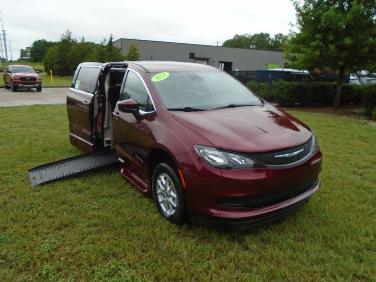 Red Chrysler Voyager image number 33