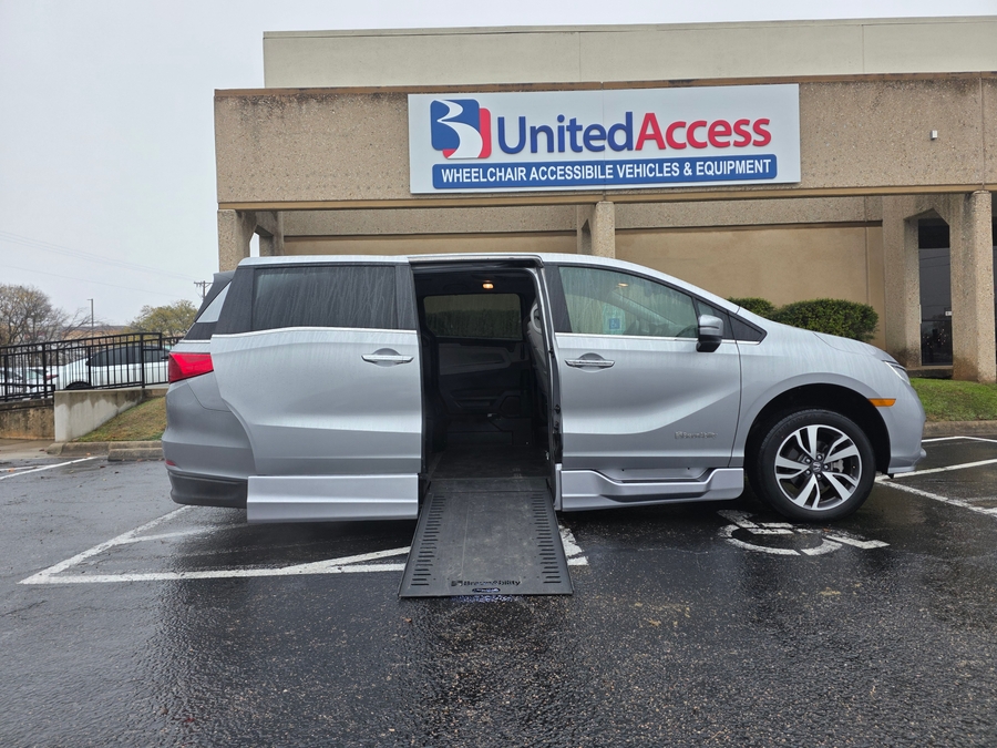 Used 2022 Honda Odyssey Touring - BraunAbility Side Entry Entry In Floor Automatic Ramp