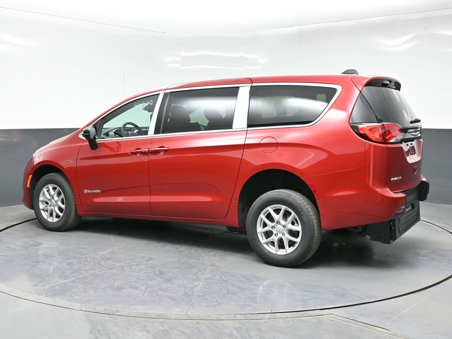 Red Chrysler Voyager image number 3