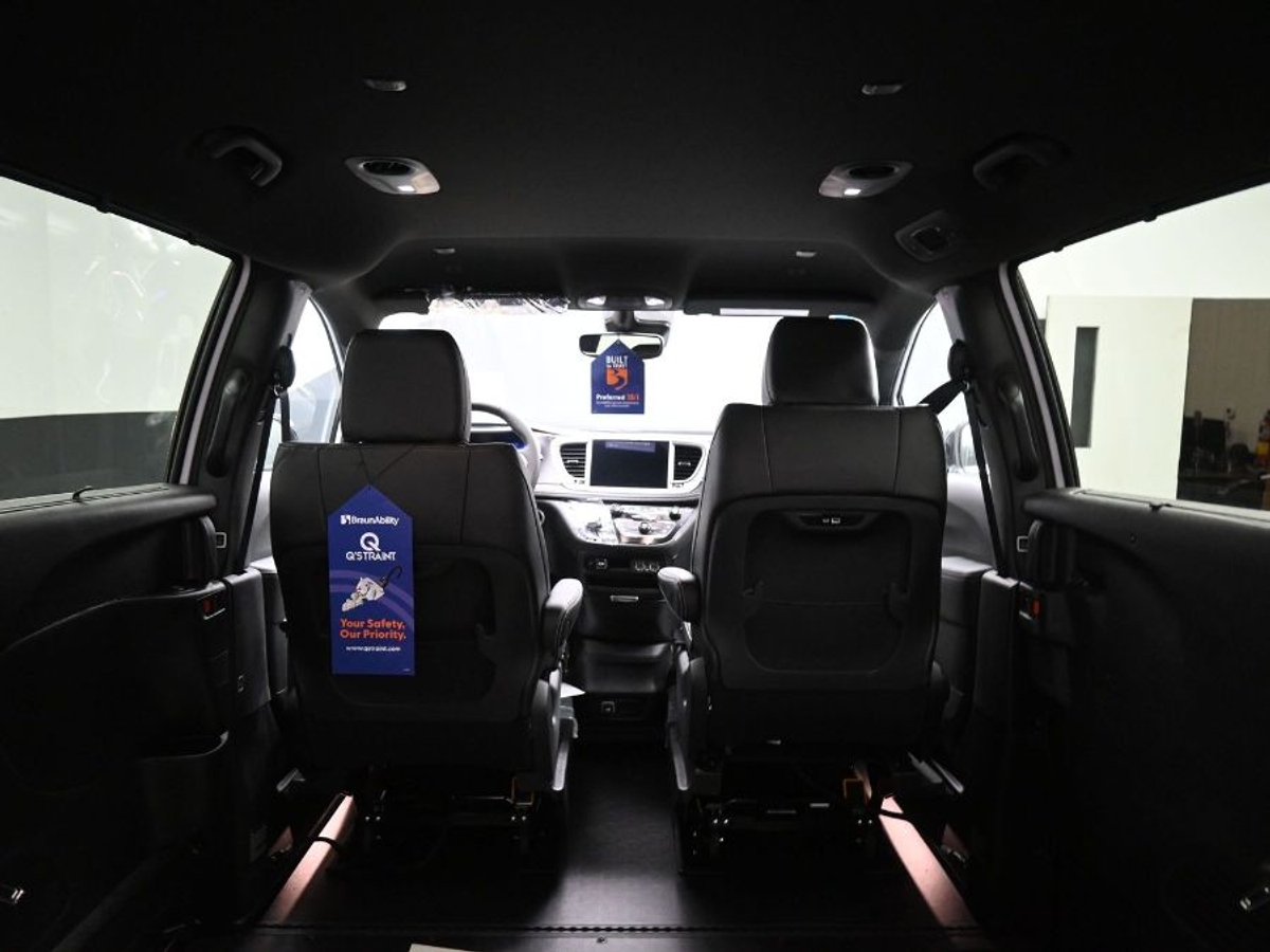 White Chrysler Pacifica image number 14