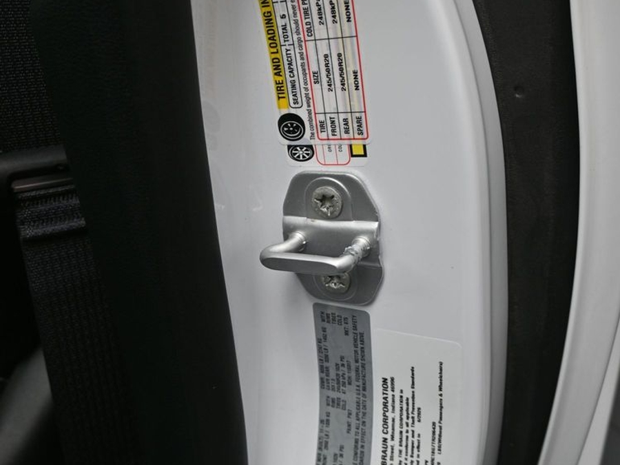 White Chrysler Pacifica image number 13