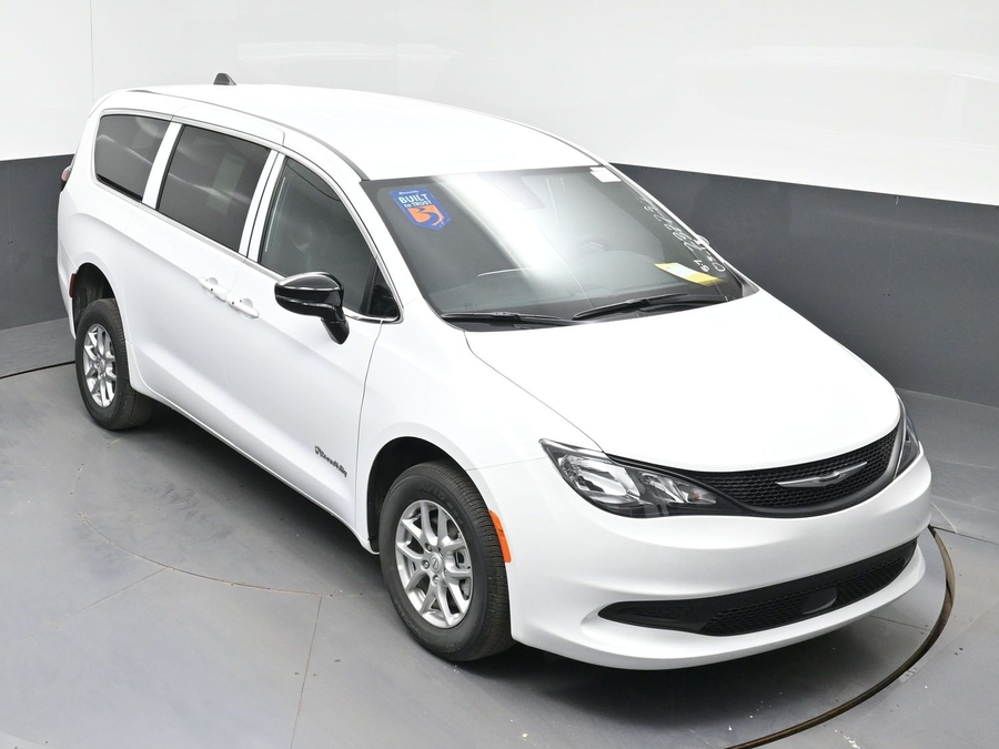 White Chrysler Voyager image number 23