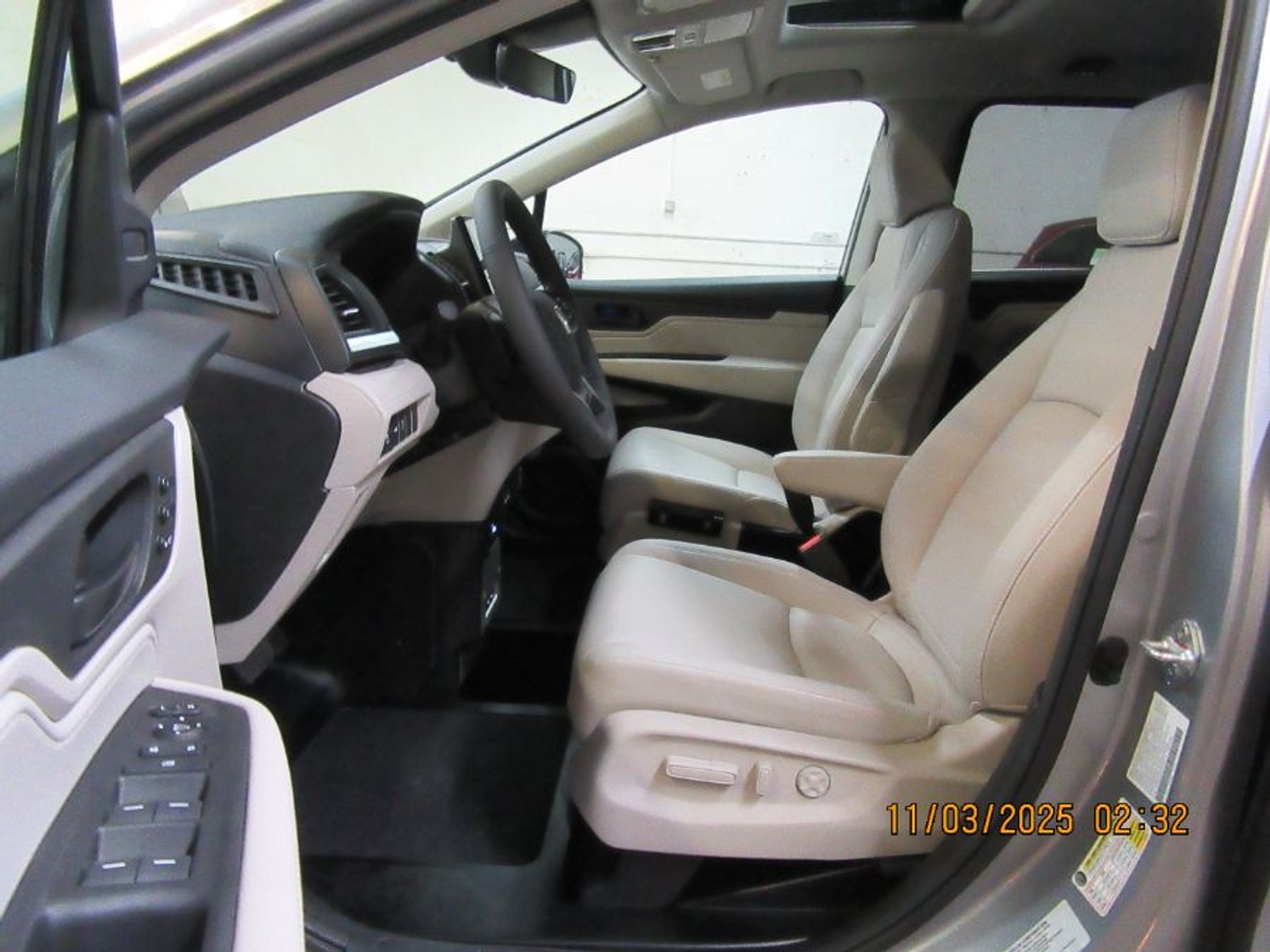 Silver Honda Odyssey image number 5