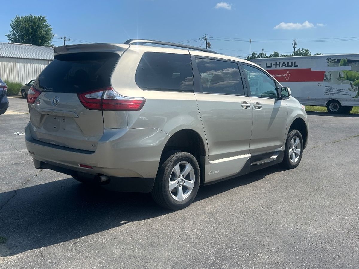 2017 TOYOTA SIENNA - Image 7