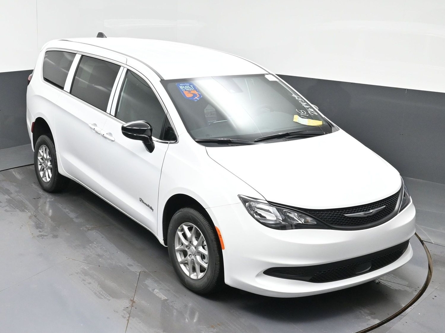 White Chrysler Voyager image number 21
