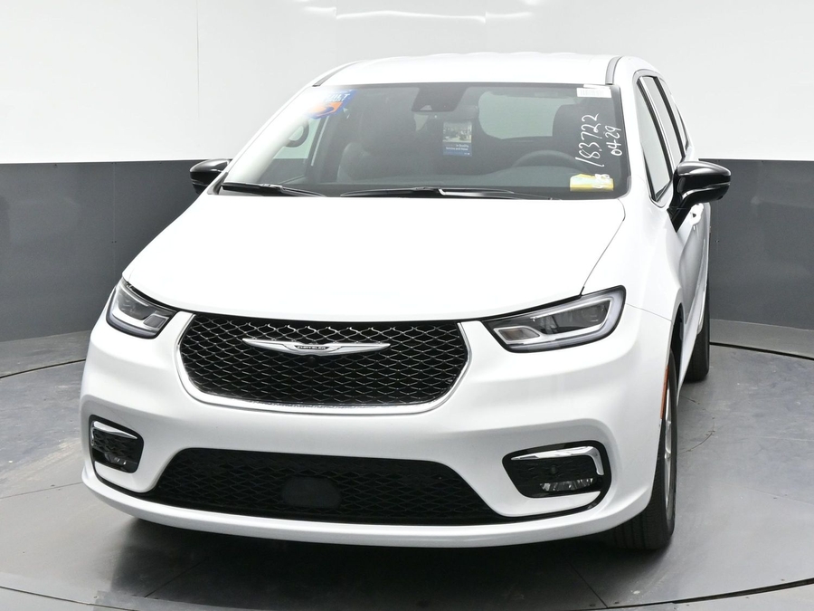 White Chrysler Pacifica image number 1