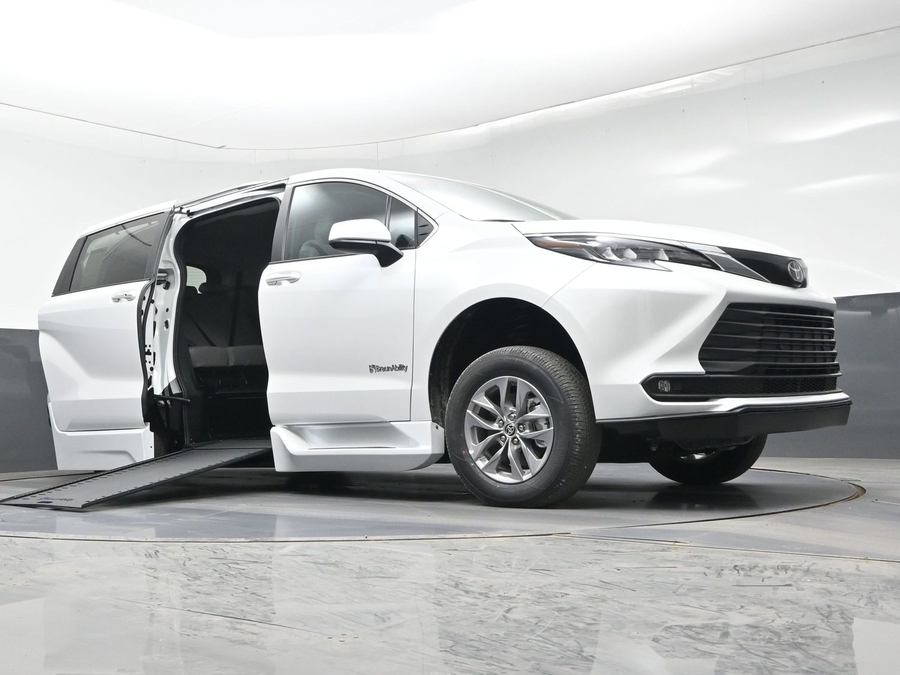 New 2026 Toyota Sienna Hybrid XLE Base - BraunAbility Side Entry Entry In Floor Automatic Ramp