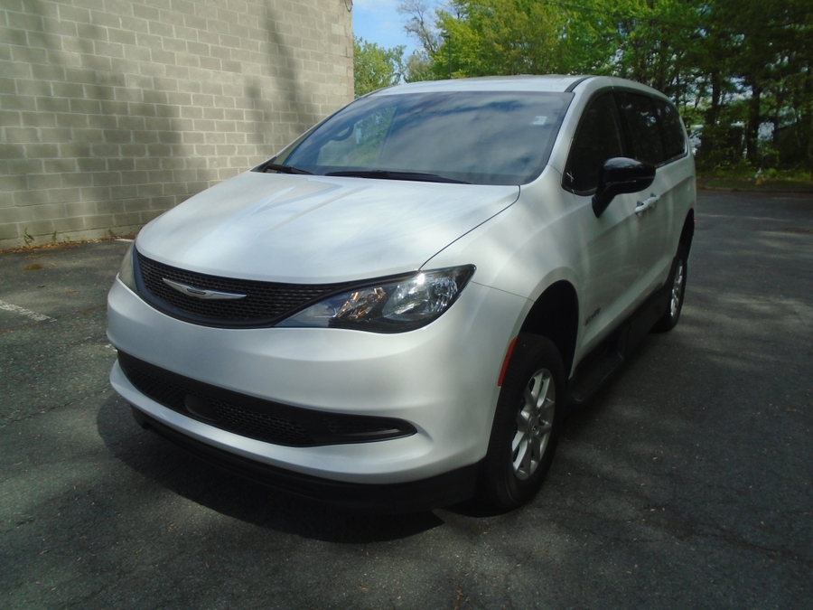 White Chrysler Voyager image number 14