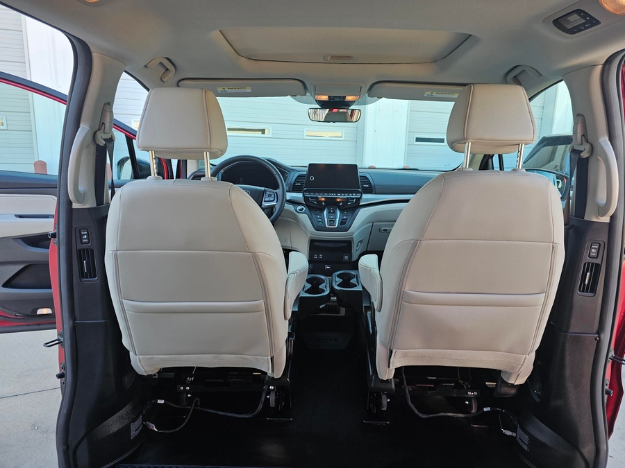 Red Honda Odyssey image number 11