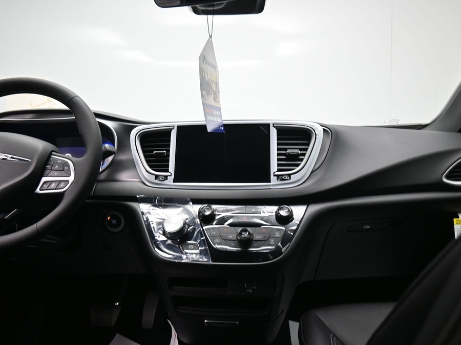 White Chrysler Voyager image number 8