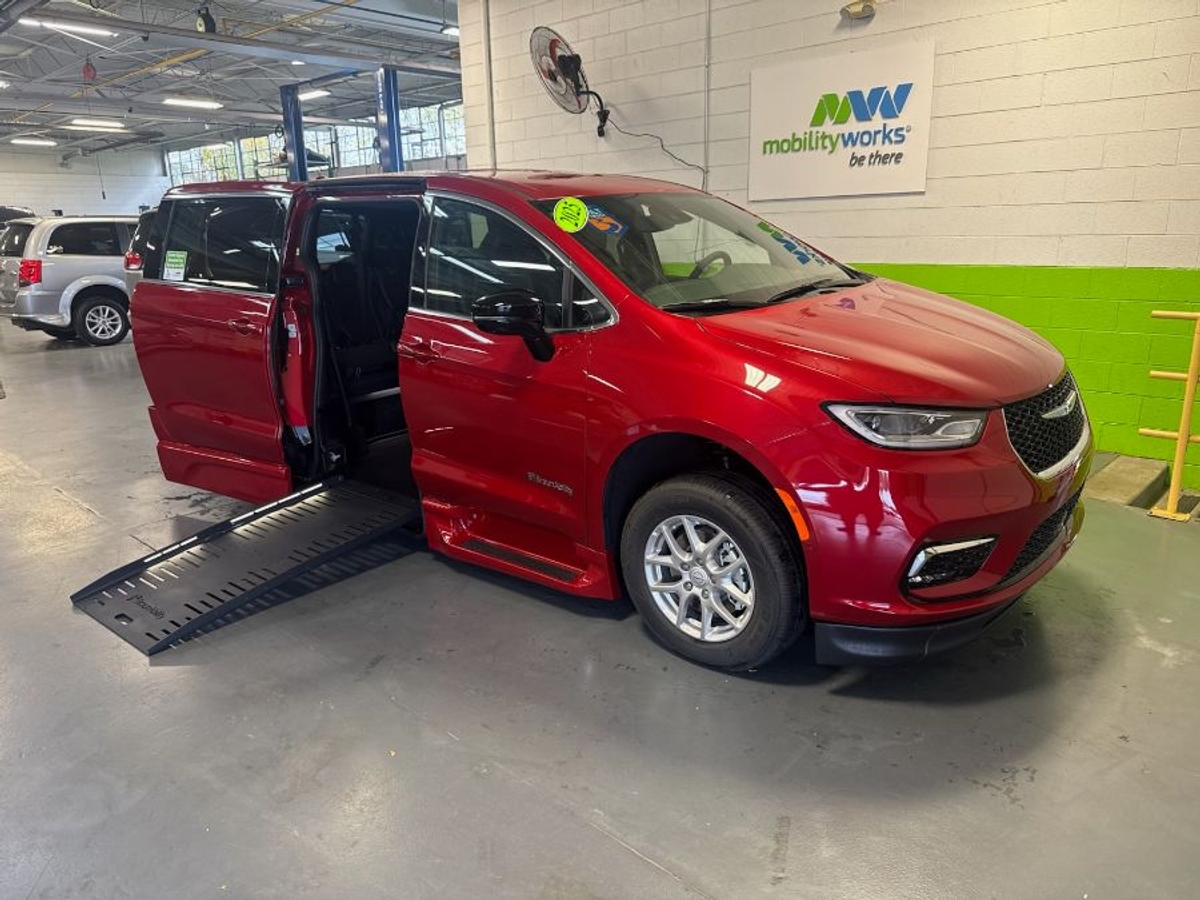 2025 CHRYSLER PACIFICA - Image 1