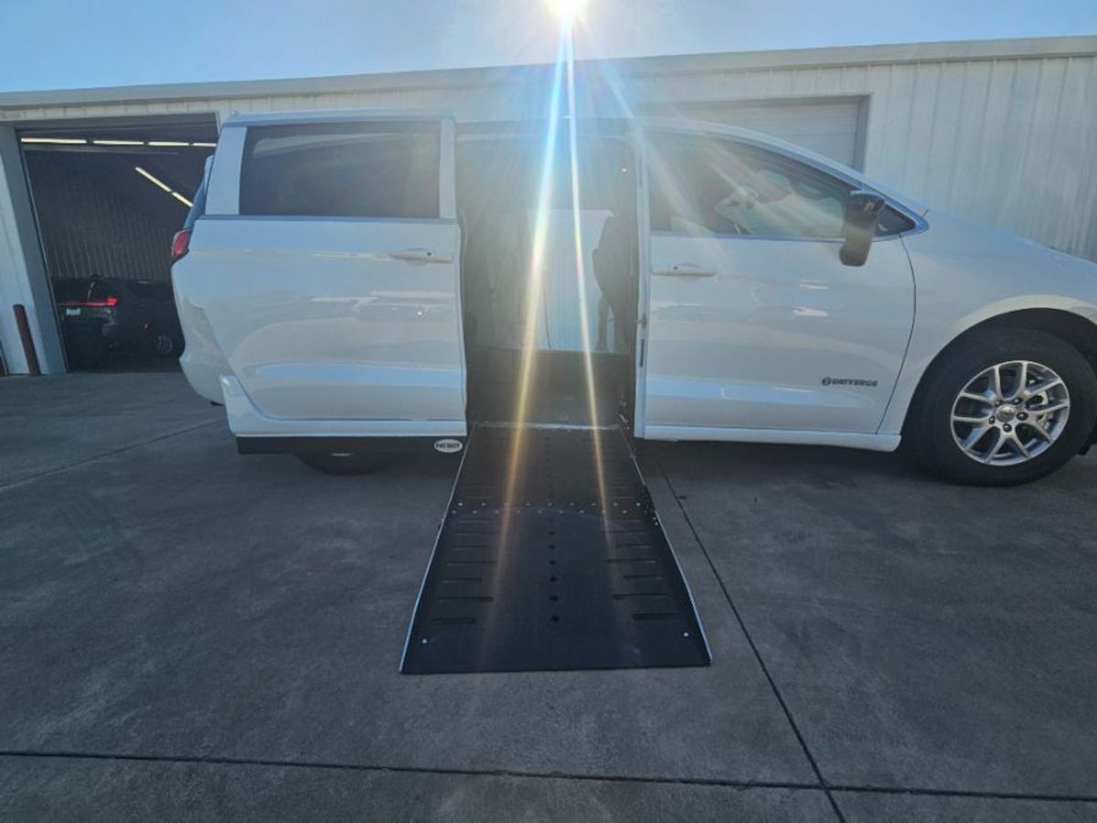 2024 CHRYSLER VOYAGER - Image 5