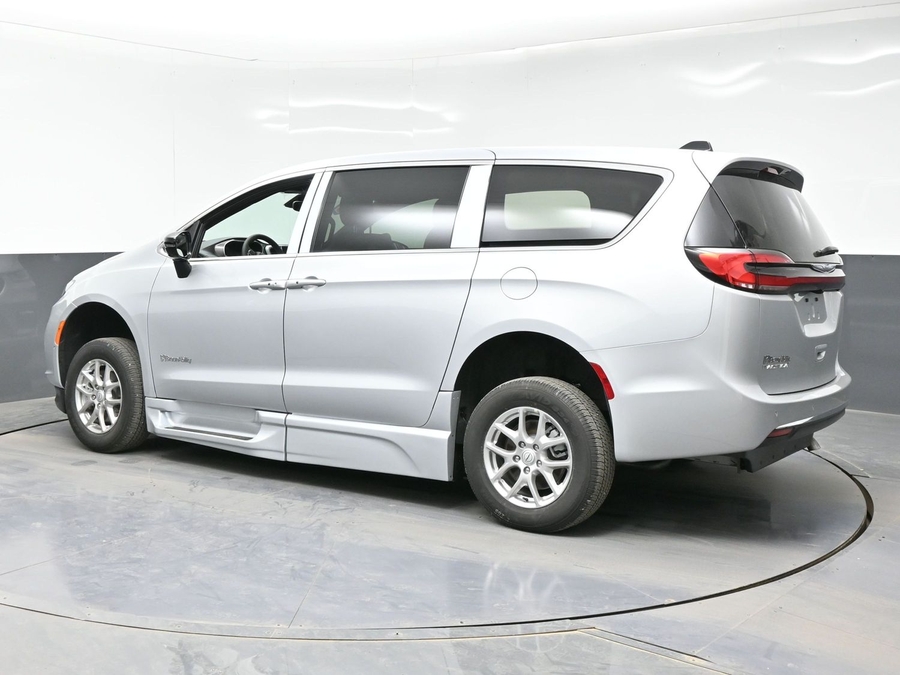 Silver Chrysler Pacifica image number 3