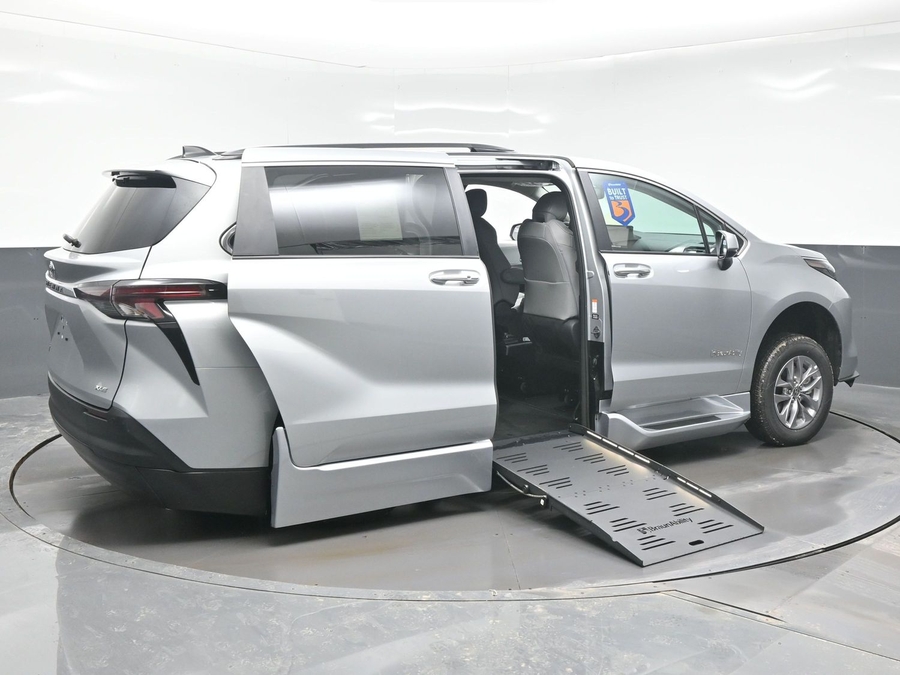 Silver Toyota Sienna image number 3